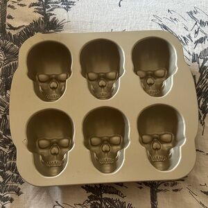 Skull nordicware cake pan